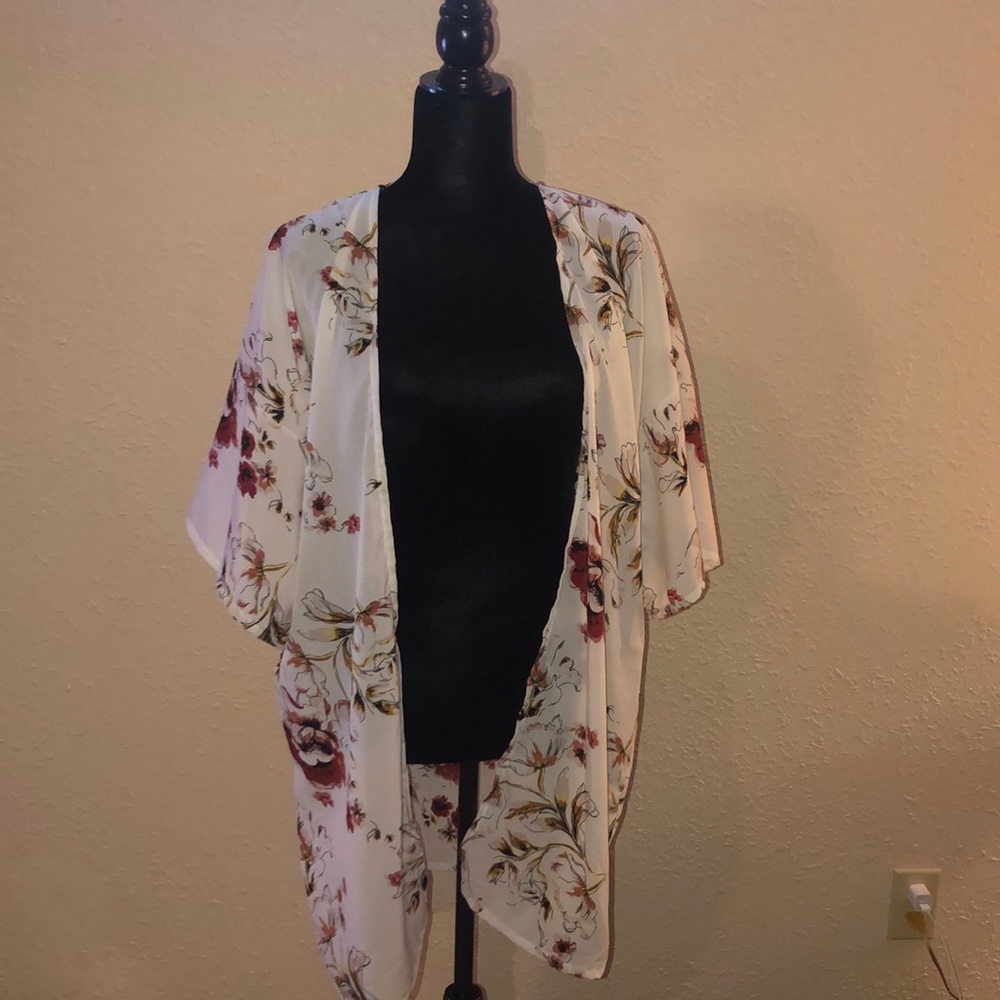 LVS Collections women’s floral kimono